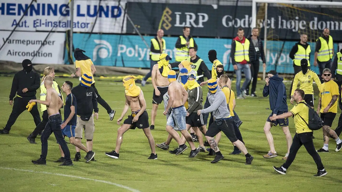 Efter kampen var der Brøndby fans der prøvede at kommer over til Horsens Fans afsnit. Alka Superliga Fodbold AC Horsens - Brøndby IF - Fredag den 18 maj 2018 - Horsens Casa Arena.. (Foto: Claus Fisker/Ritzau Scanpix)