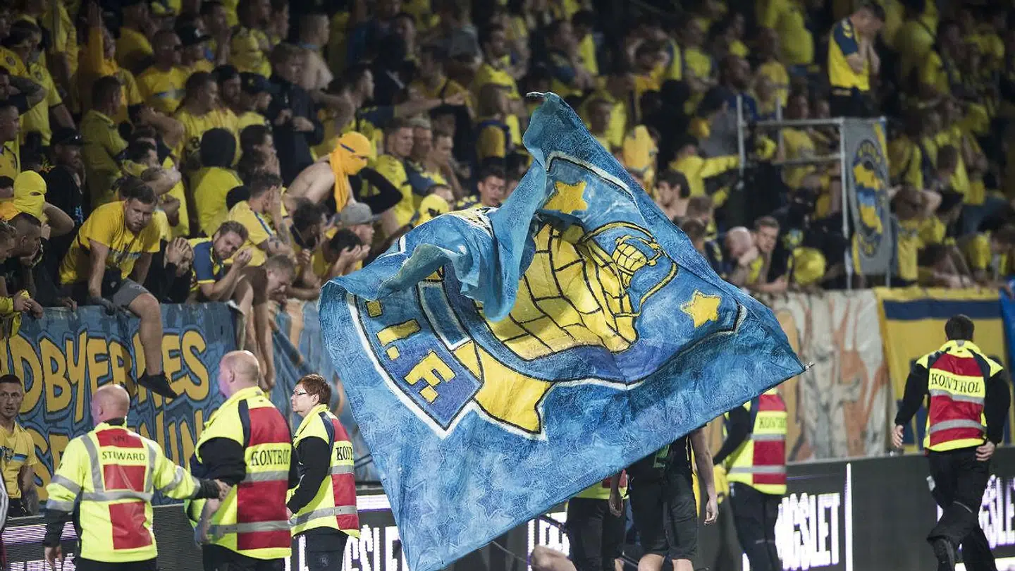 Der opstod efter sigende tumult på fanafsnittene på Casa Arena i Horsens efter slutfløjtet i superligakampen mellem Horsens og Brøndby, der efter en højdramatisk afslutning endte 2-2. I tumulten faldt en kvinde angiveligt ud over et gelænder og måtte modtage behandling.
