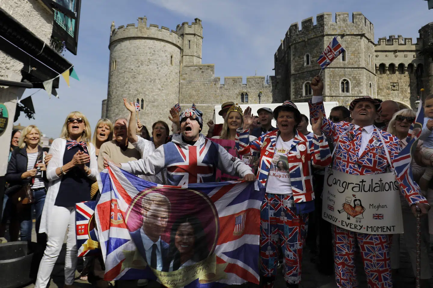 Dagen før det royale bryllup på Windsor Castle er der højt humør og feststemte briter i gaderne i byen Berkshire nær slottet. Scanpix/Tolga Akmen