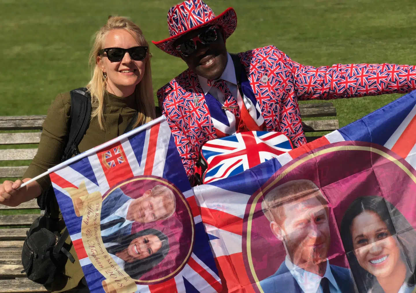 BT er taget til London for at tage pulsen på bryllupsfeberen. Her ses BTs journalist Trine Steengaard sammen med en royal superfan i Windsor.