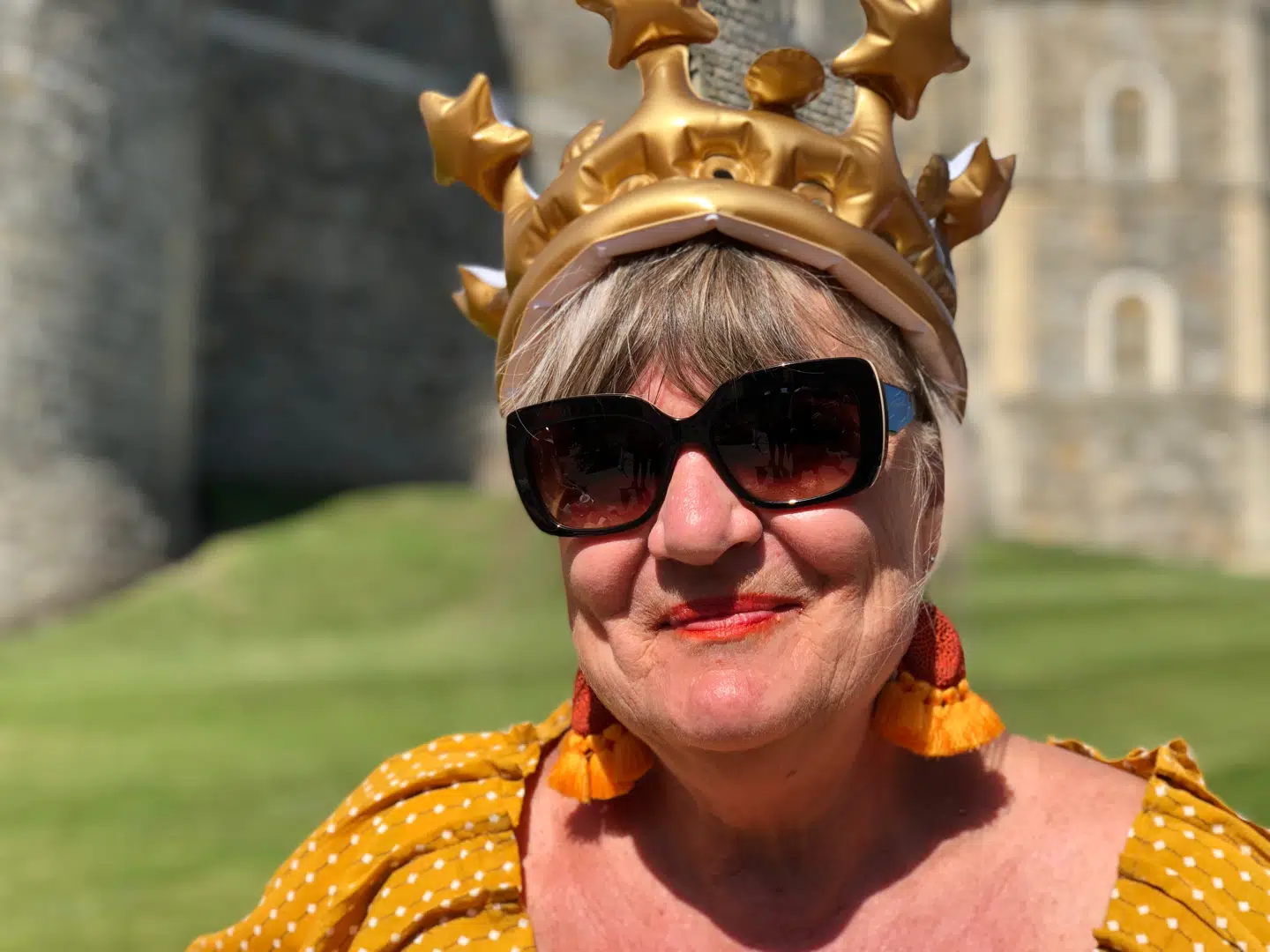 Edwina Wilkae, der er på ferie fra New Zealand, er også taget forbi Windsor.Hvad tænker du om, at Meghans far ikke kommer til hendes bryllup?»Jeg synes, det er meget synd for Meghan, at hendes far ikke kan komme. Han er en meget privat mand, så jeg forstår det. Men jeg synes ikke, der skal bringes mere om, hvad han siger, eller hvad søsteren siger. Det er Meghan og Harrys dag.«