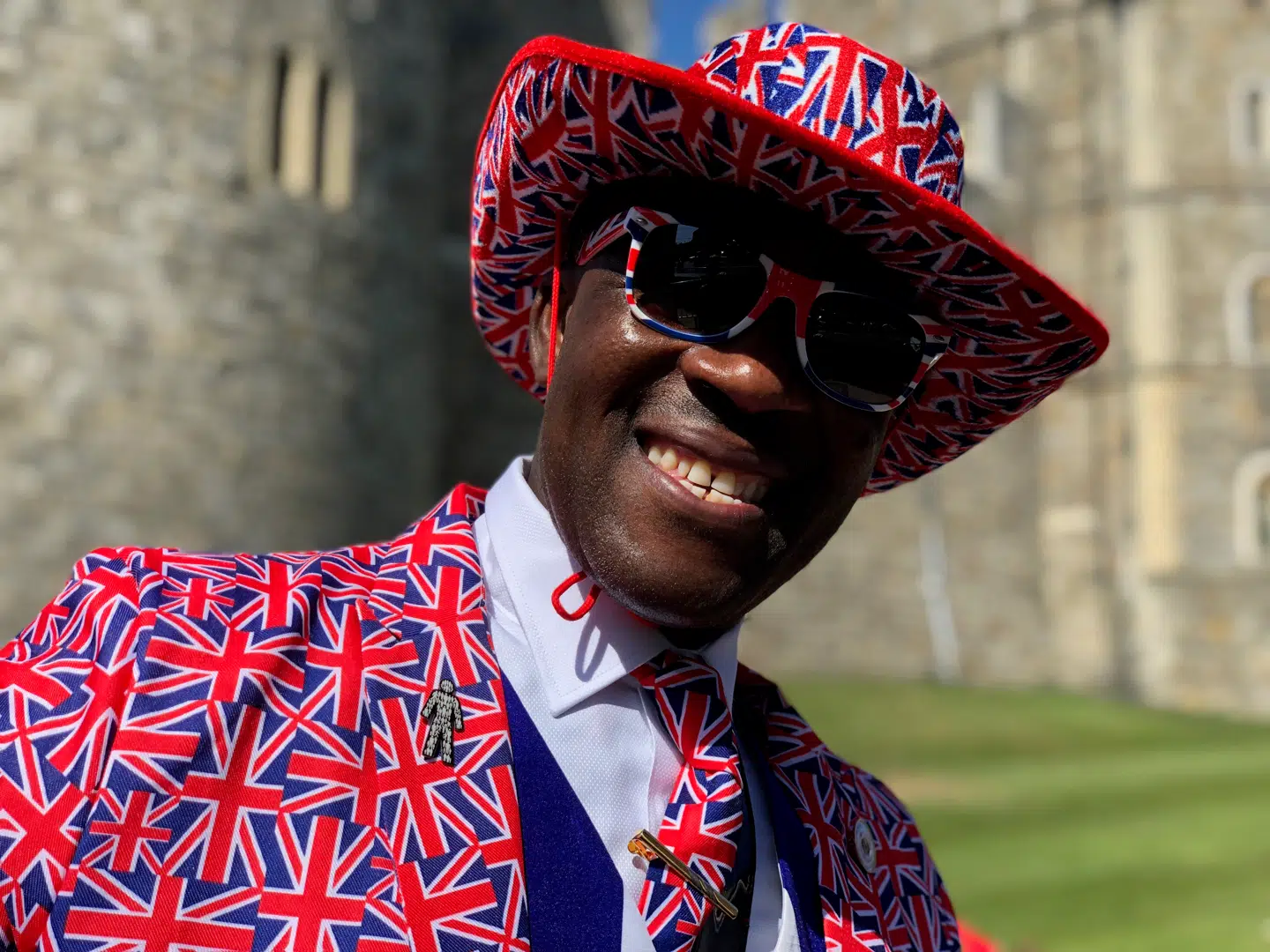 Joseph Afrani. Har boet i London i 23 år, men kommer oprindeligt fra Ghana:Hvad synes du om de problemer, som Meghans familie har skabt?»Alle har problemer. Jeg ser ikke dette som problemer, for det er en lille verden. Det er ikke et stort problem«.