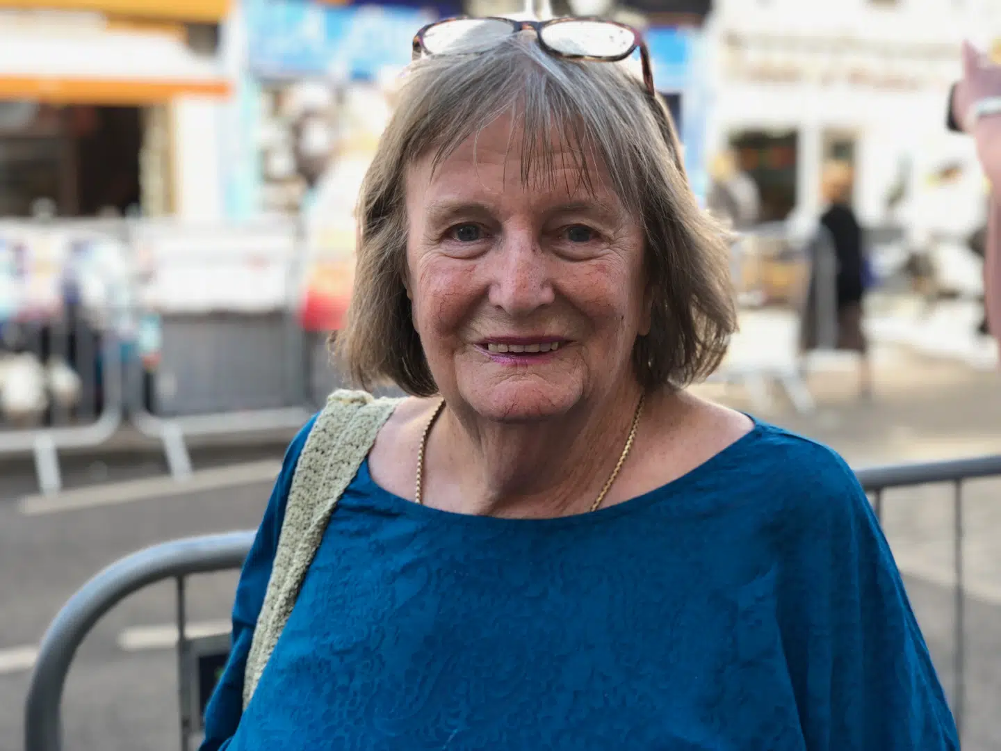 Doreen Wales, 86 år. Fra Middlesex i England.Hvad synes du om problemerne med Meghans familie?»Alle familier har deres problemer, jeg har egentlig ikke nogen mening om det. Jeg tror, at medierne gør mere ud af det. Jeg ved ikke, om hendes mor fører hende op ad kirkegulvet, men det håber jeg, hun gør. Hun ser meget rar ud.«