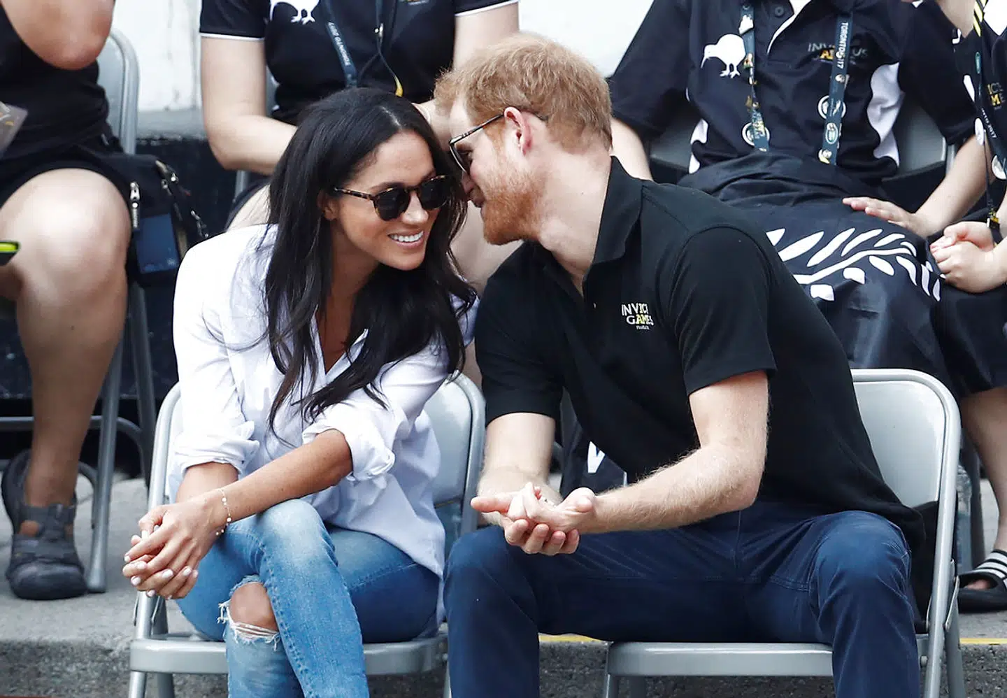 Dette billede af Meghan Markle med hulllede bukser blev taget, da hun sad sammen med prins Harry Invictus Games i Toronto i Canada et par måneder før, at parret annoncerede deres folovelse. Hendes påklædning er af flere royalister blevet kaldt upassende. Dronningens Elizabethstidligere pressetalsmand, Dickie Arbiter, har dog i bogen 'Harry - samtaler med en prins' udtalt, at han ikke så det som et problem. »Jeg er sikker på, hun ikke ville komme i forrevne jeans til et garden party eller sådan noget. Alle går uformelt klædt. Harry selv var i golfskjorte og jeans«, udtaler han.