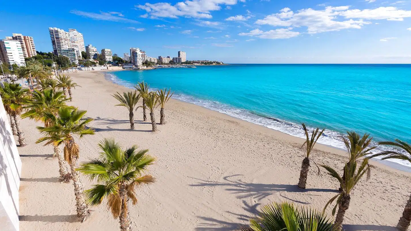 Stranden her ved San Juan i Spanien er lukket ugen ud.