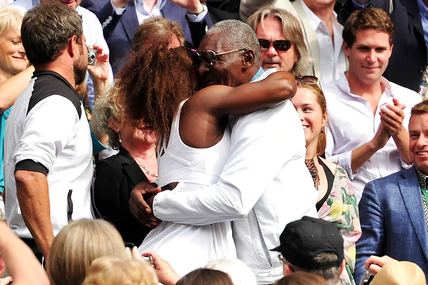 Serena Williams krammer sin far efter Wimbledon-sejren i 2017.