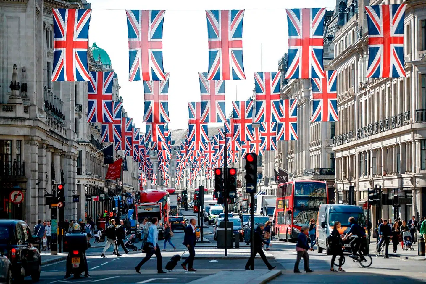 London er allerede klædt på til fest forud for weekendens store royale bryllup.