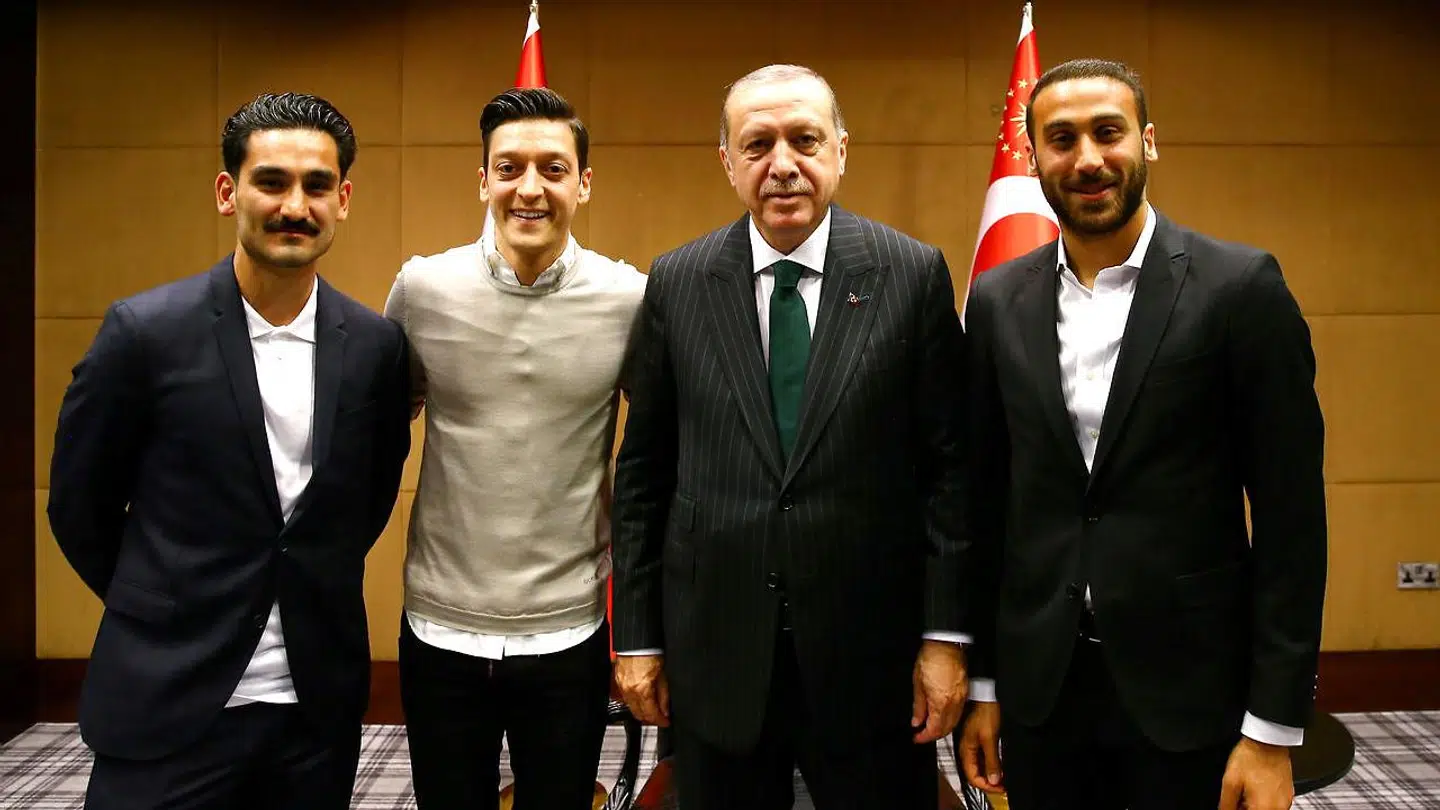 Den tyrkiske præsident Tayyip Erdogan (nr. 3 fra venstre) med Ilkay Gundogan (yderst til venstre), Mesut Özil og Cenk Tosun (yderst til højre). Billedet her er fra den 13. maj, London.