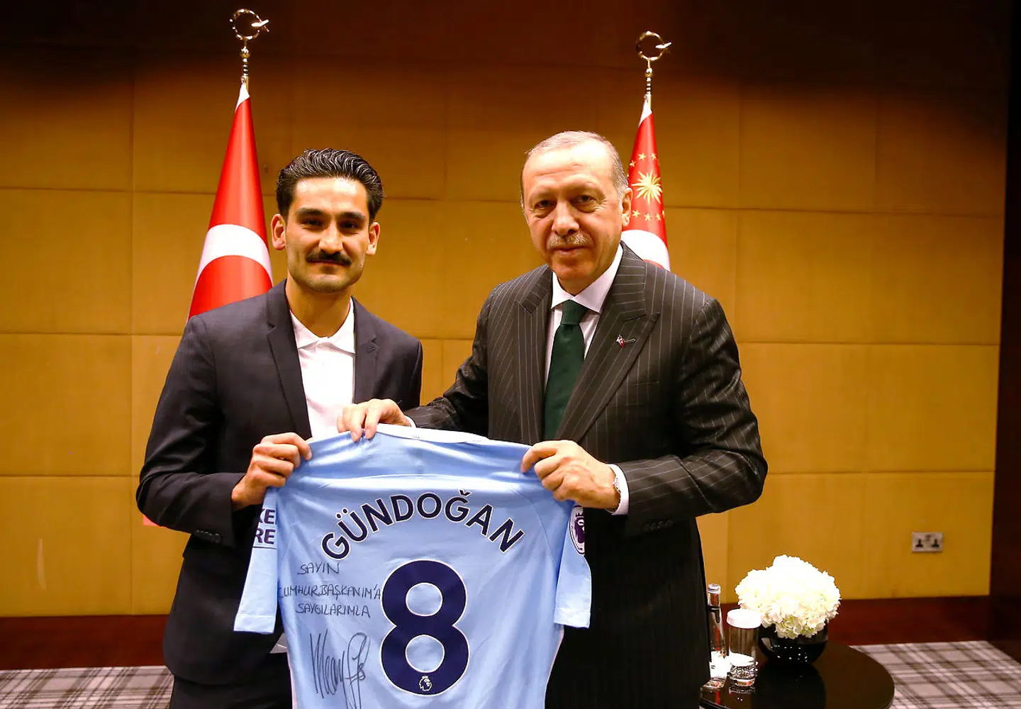 Ilkay Gundogan, fodboldspiller i Manchester City med Tyrkiets præsident Tayyip Erdogan (th.). London den 13. maj.