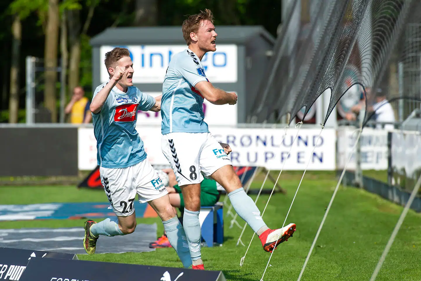 SønderjyskEs Christian Jakobsen 8 har scoret til 1-0 og jubler med Mads Hvilsom 27 under Alka Superliga kampen mellem Hobro IK og SønderjyskE på DS Arena i Hobro søndag den 13 maj 2018.. (Foto: Bo Amstrup/Ritzau Scanpix)
