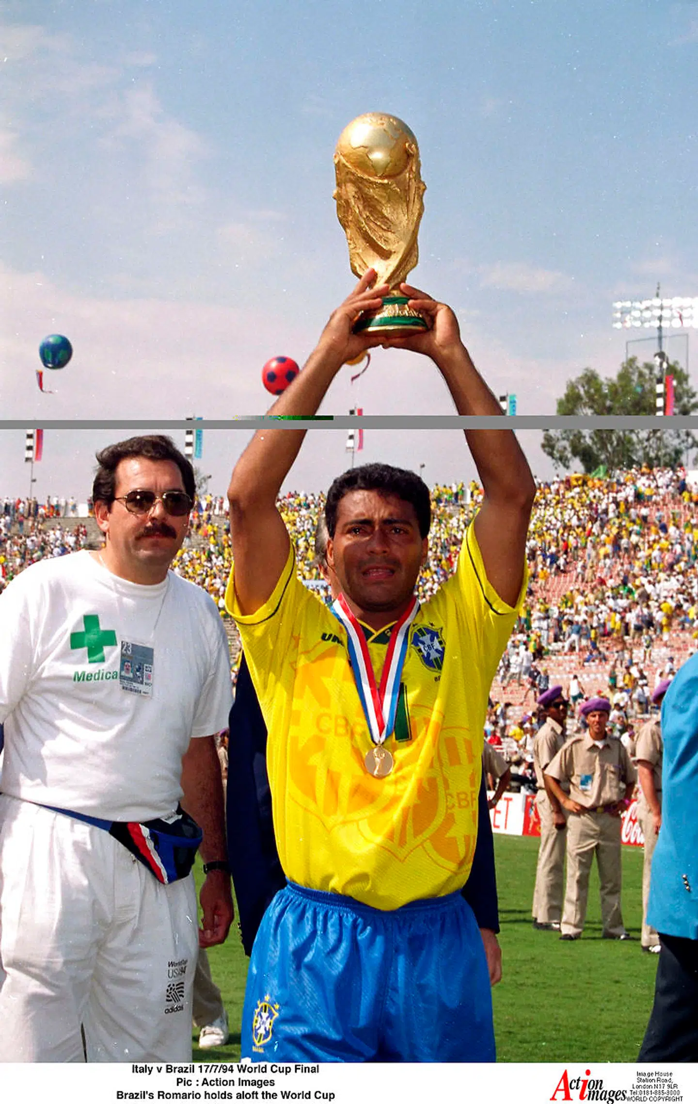 Romario i 1994 med VM-trofæet.