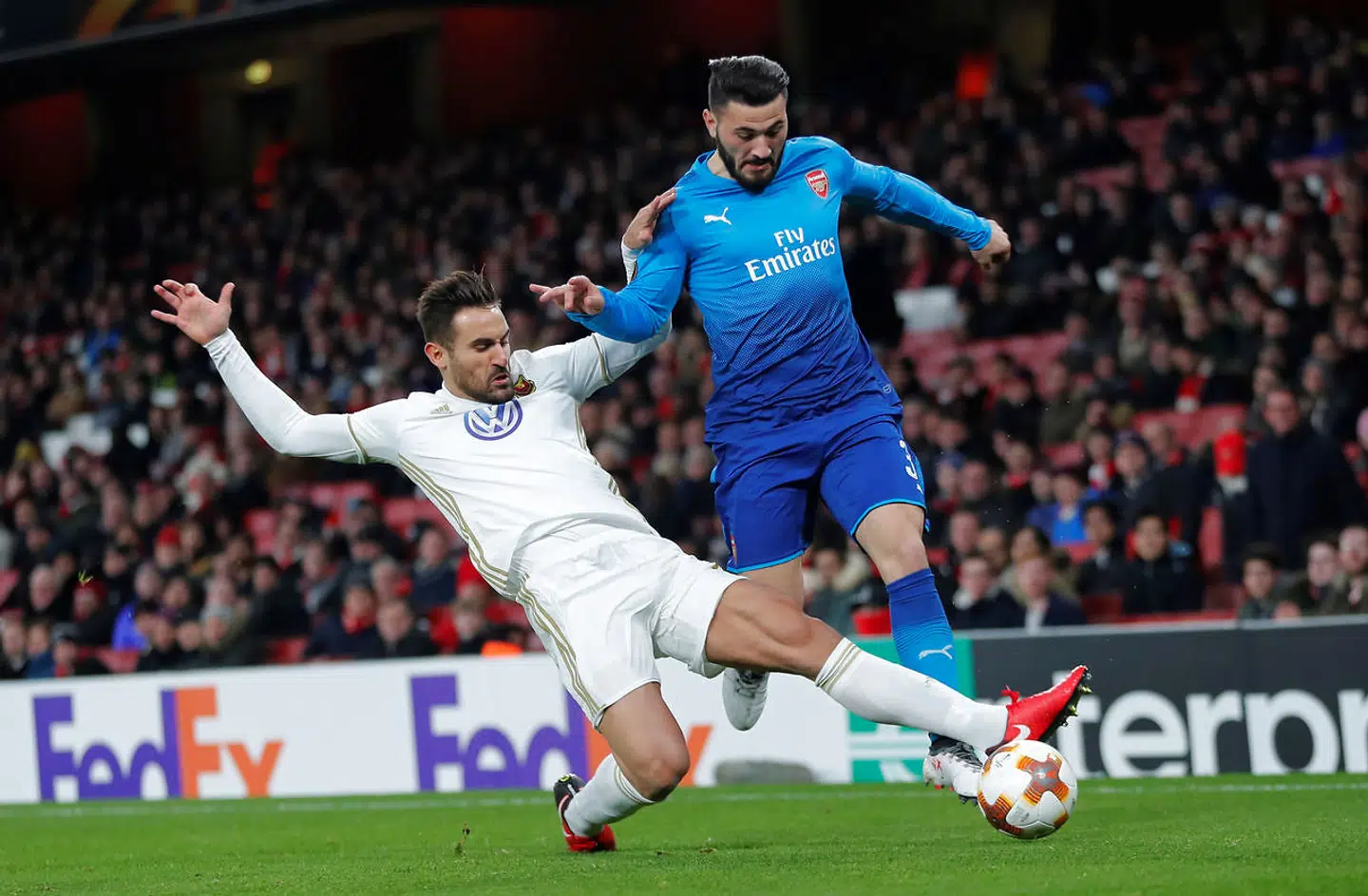 Sotirios Papagiannopoulos sætter en solid tackling ind mod en Arsenal-spiller.