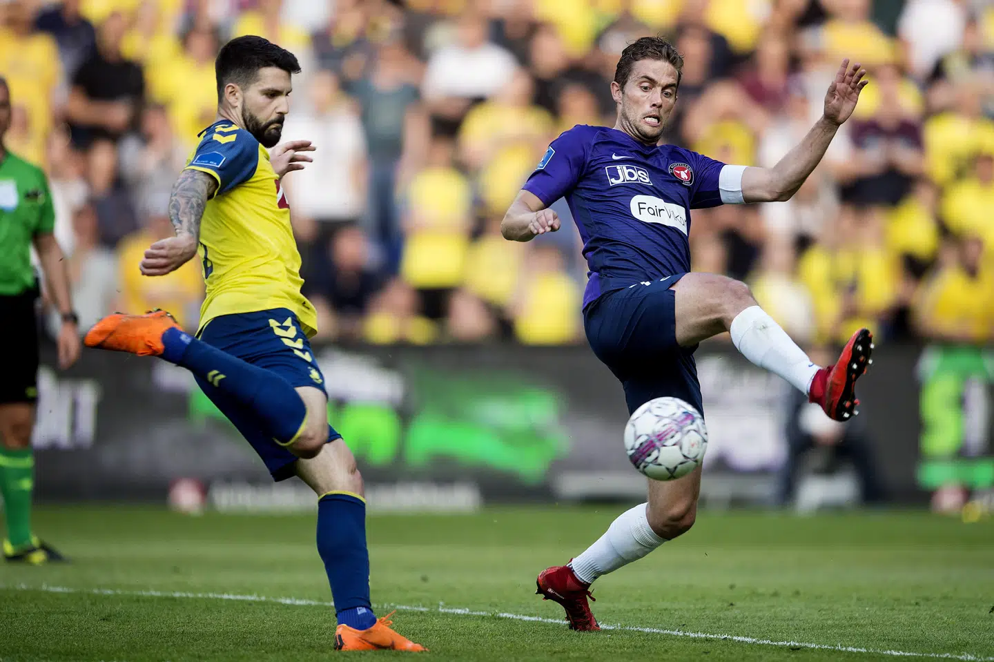 FC Midtjyllands Jakob Poulsen (til højre) kan se frem til længere sommerferie, efter at han er fravalgt til sommerens VM-slutrunde. Scanpix/Liselotte Sabroe