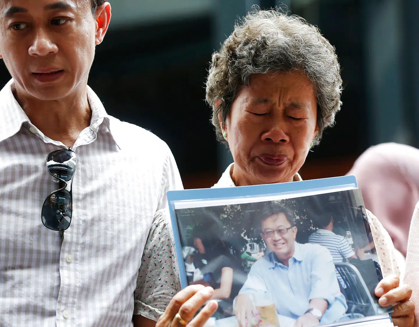 Madam Wong viser et billede af hendes søn Tan Chong Ling, der er blandt de savnede passagerer på Malaysia Airlines flight MH370.