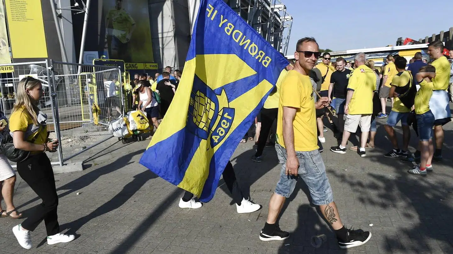 Mange tusinde Brøndby-fans er mødt op mandag aften i solskinnet.