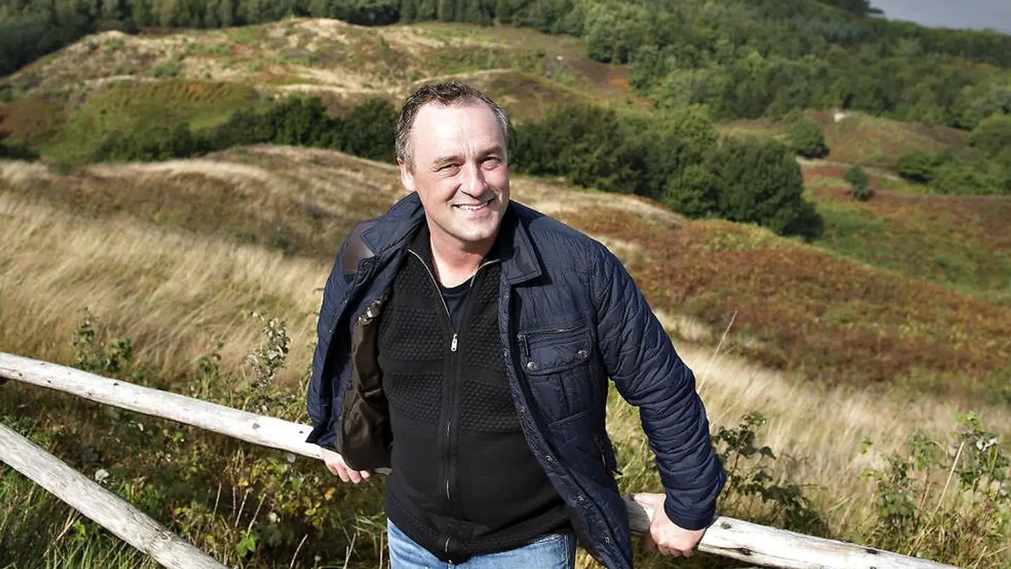 TV-værten Peter Ingemann, bor i Ry ved Himmelbjerget, her ved tårnet på toppen af Himmelbjerget, med Silkeborgsøerne i baggrunden