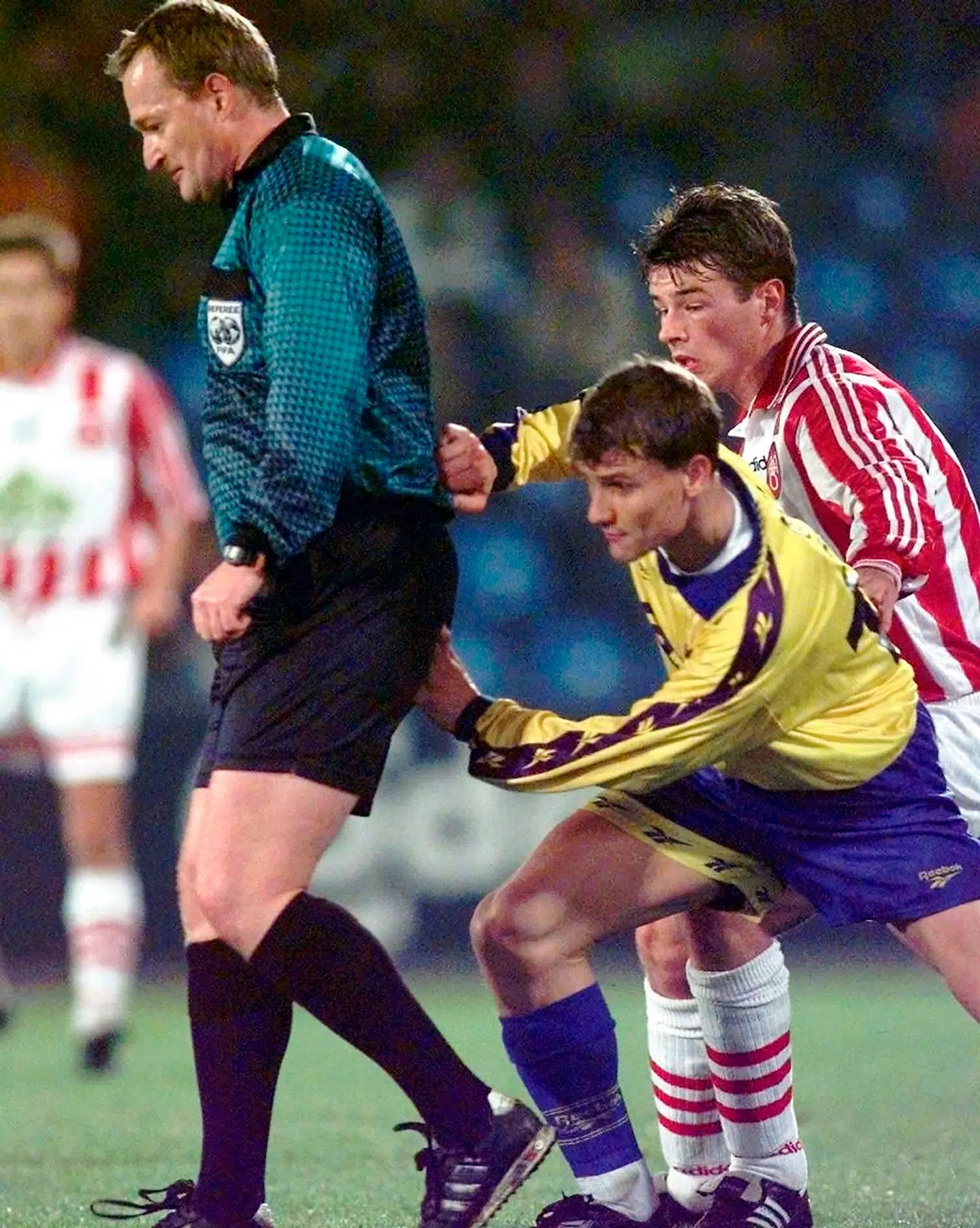Ebbe Sand skubber til dommer Peter Mikkelsen for at komme til bolden i pokalkampen mod AaB på Brøndby Stadion onsdag d. 12 november 1997. NORDFOTO/ Søren Steffen