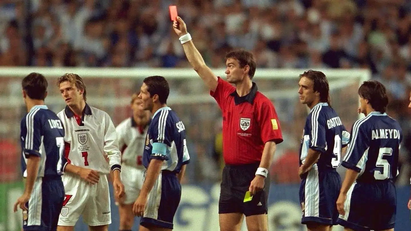 Kim Milton i sin nok mest kendte aktion som dommer, da han under VM i 1998 giver fodboldstjernen David Beckham det røde kort.