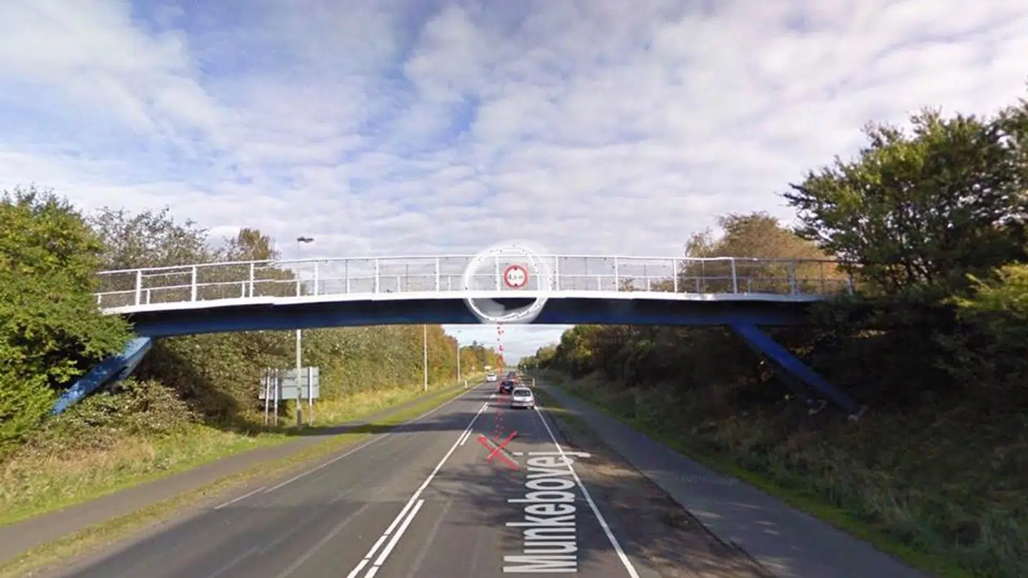 Det var fra denne bro på Munkebovej, at nogle piger kastede en sten ned på Mads Stauns bil.