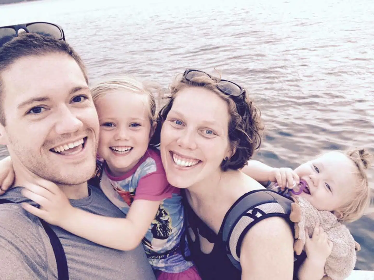 Mads Staun med sin kone og to børn.