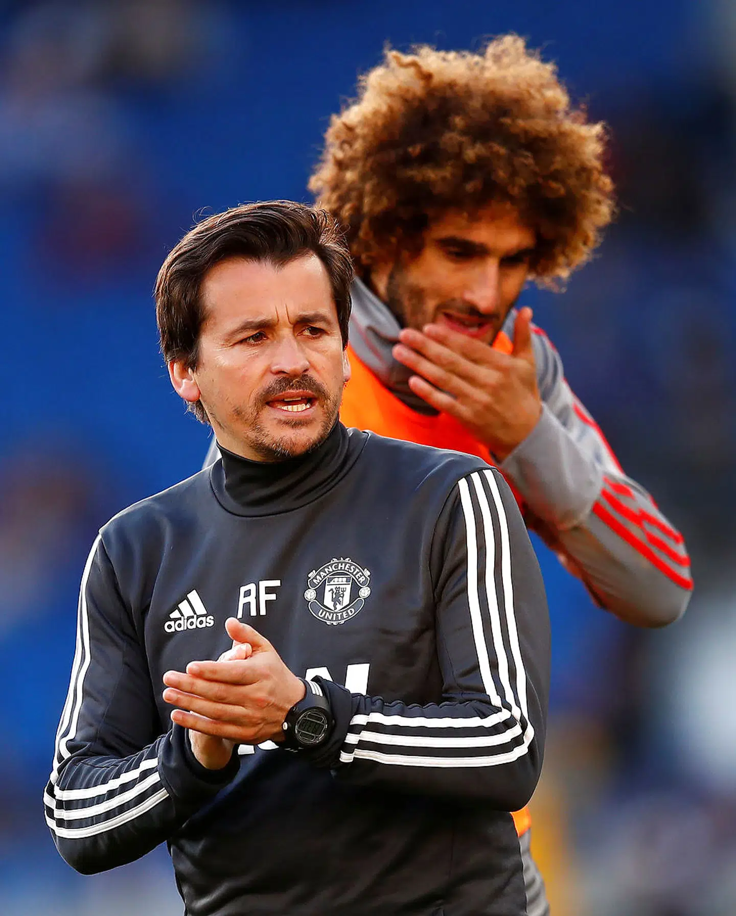 Rui Faria forklarer, mens Marouane Fellaini står i baggrunden.