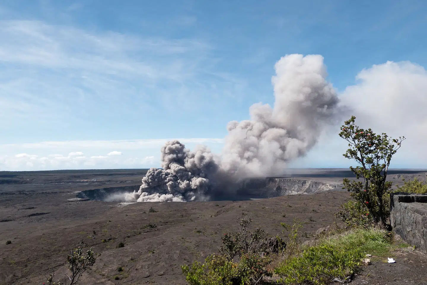 Her stiger en askesøjle op fra jorden ved Halema'uma'u-krateret i Hawaii 11. maj 2018.