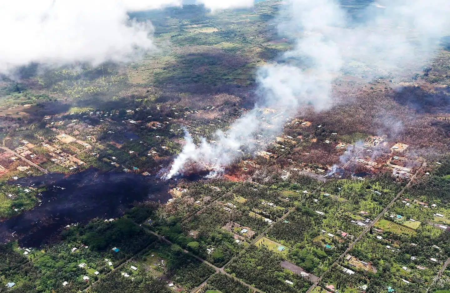 Her ses giftige gasser op fra sprækker i jorden i Leilani Estates-boligområdet 11. maj 2018. På trods af at lavaen flyder langsomt, har den på få dage spredt sig over et område på mere end 36.000 kvadratmeter.Kilauea-vulkanen er jævnligt gået i udbrud i løbet af de seneste tre årtier. Igennem tiden har lava fra vulkanen ifølge USGS spredt sig over et område på 125 kvadratkilometer.