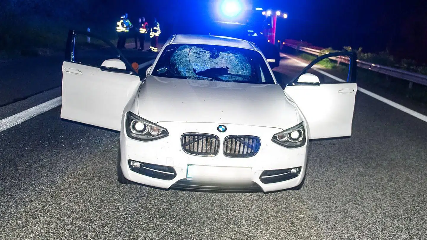 En hvid BMW på motorvej A7 i Nordtyskland ved Flensborg tæt på den danske grænse efter den blev ramt af sten kastet fra motorvejsbro sent tirsdag den 8. maj 2018.