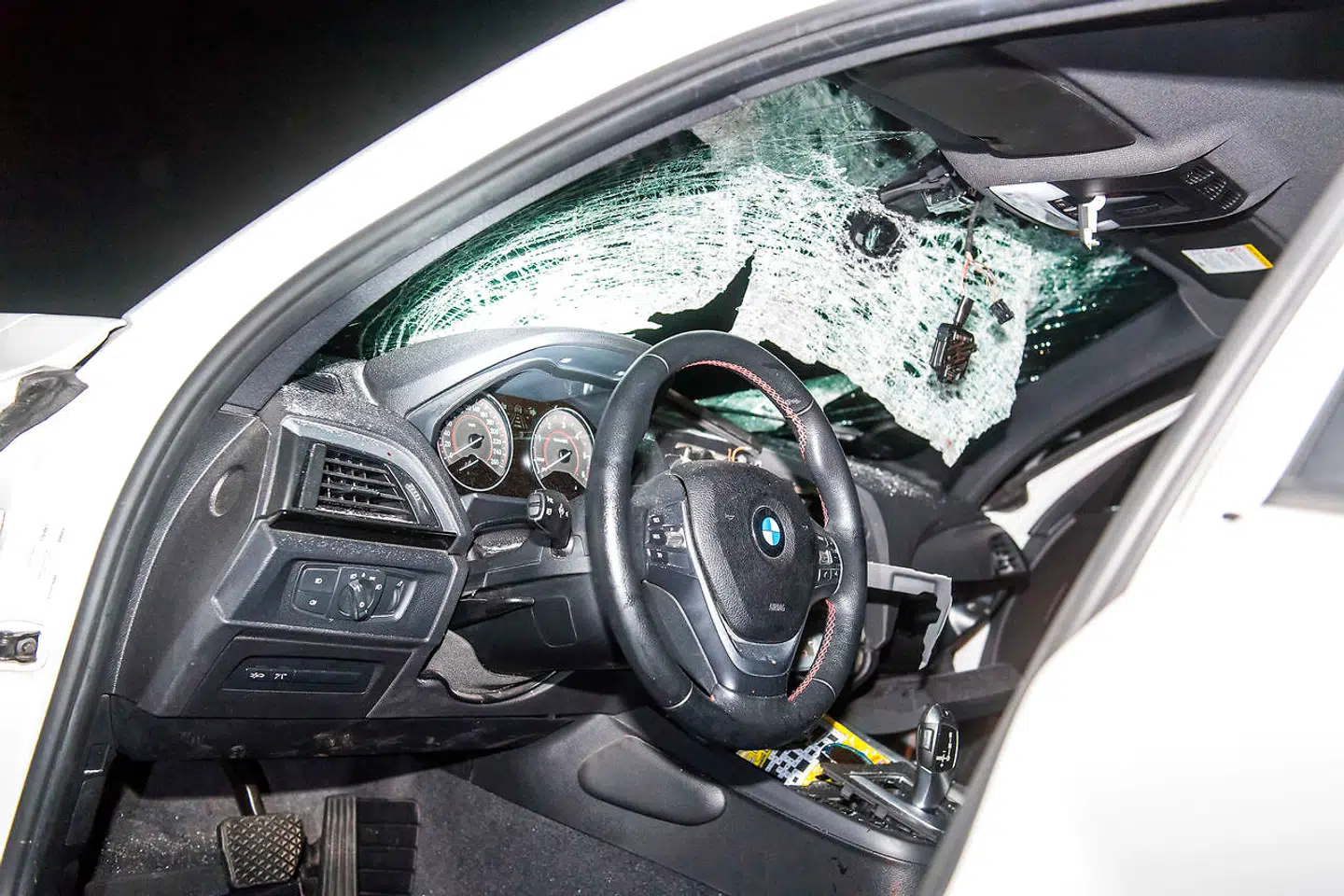 En hvid BMW på motorvej A7 i Nordtyskland ved Flensborg tæt på den danske grænse efter den blev ramt af sten kastet fra motorvejsbro sent tirsdag den 8. maj 2018. Tirsdag aften var der ikke mindre end to tilfælde af stenkast fra motorvejsbroer umiddelbart syd for den dansk-tyske grænse. Det oplyser det tyske politi i Flensborg ifølge TV Syd. Omkring klokken 22 blev en bilist ramt af en granitsten, som blev kastet ned fra en motorvejsbro lidt syd for grænseovergangen ved Padborg i Sønderjylland. Både tysk politi, brandvæsen og redningsmandskab blev efterfølgende tilkaldt til ulykken. Stenen smadrede forruden og skadede den kvindelige bilist. Den 58-årige kvinde er ifølge TV2 dansker. Hun bor i Flensborg, men arbejder i Danmark.. (Foto: Benjamin Nolte/Ritzau Scanpix)