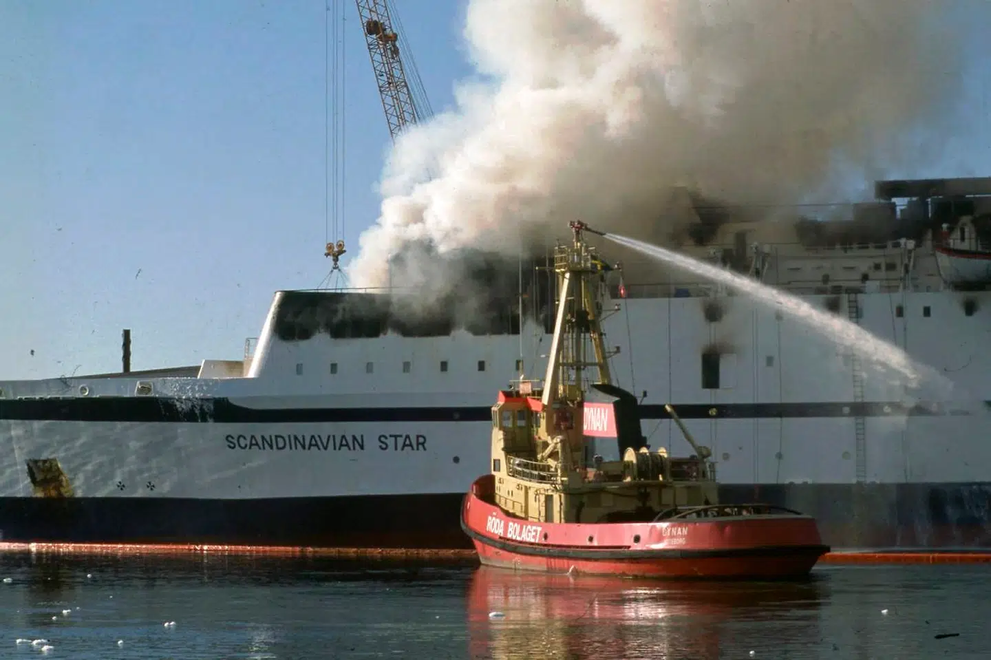 ARKIVFOTO 1990 af det brændende Scandinavian Star- - Se RB 10/8 2016 09.01. Dansk støtteforening vil ikke acceptere, at norsk politi tirsdag opgav sagen om branden på Scandinavian Star. Scandinavian Stars danske støtteforening klager nu over norsk politis afgørelse om at henlægge sagen om skibsbranden. (Foto: CLAUS BJØRN LARSEN/Scanpix 2013)