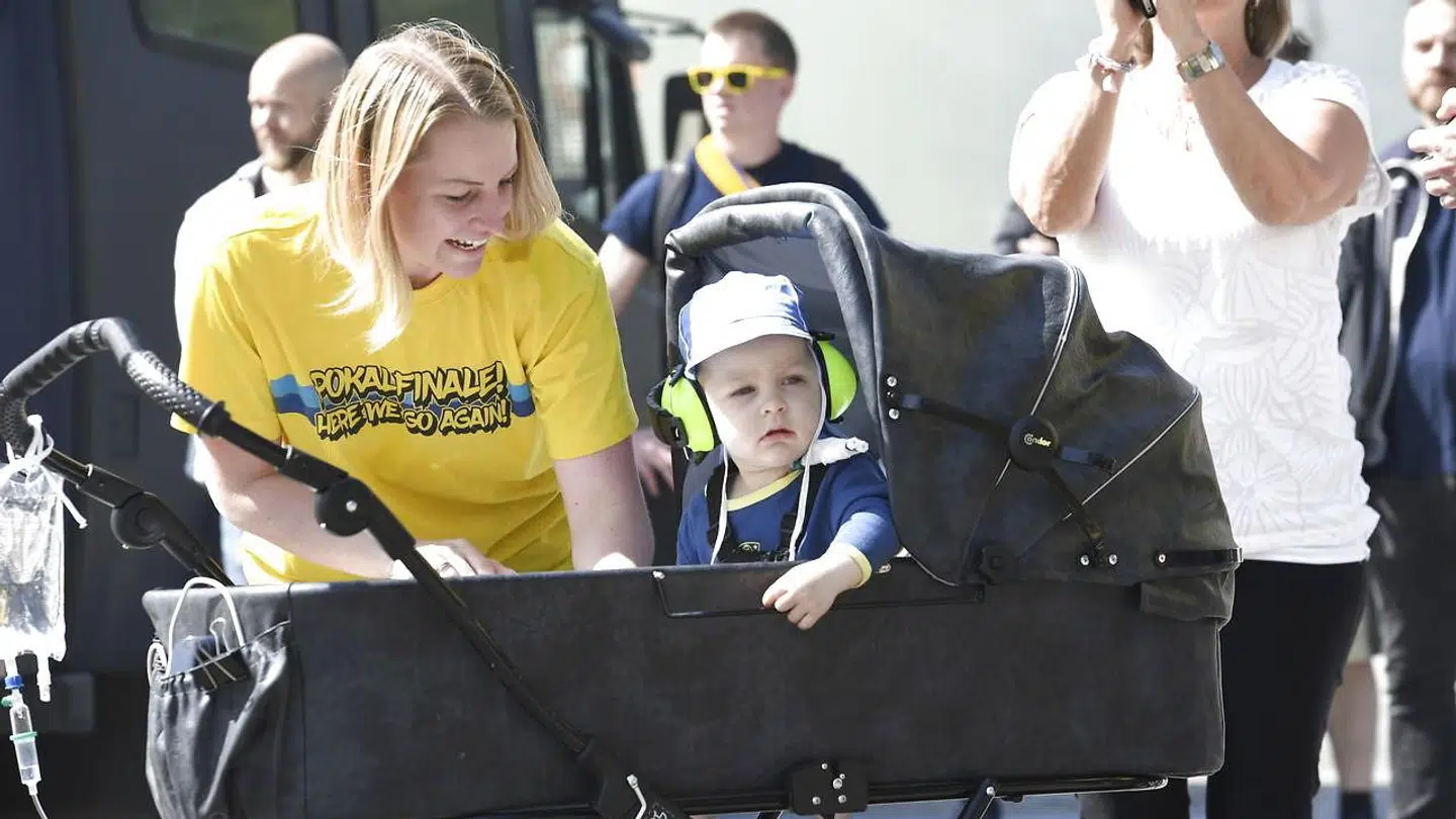 Felix på 20 måneder fik kortvarigt lov til at forlade Rigshospitalet for at hilse på flere tusinde Brøndby-tilhængere, som var mødt op for at støtte den lille dreng, der er indlagt på grund af livstruende leversygdom.