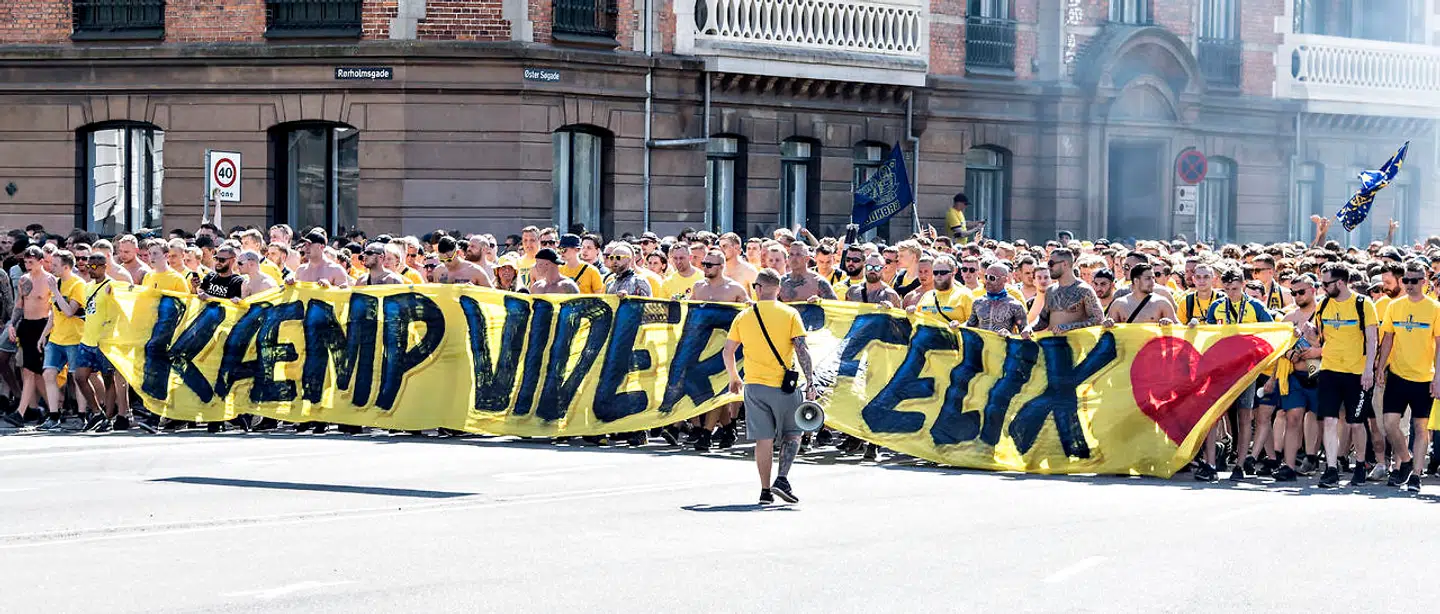 Tusindvis af Brøndby-fans tager turen fra Rådhuspladsen i København mod Telia Parken på Østerbro, hvor pokalfinalen mellem Brøndby og Silkeborg spilles torsdag klokken 17.
