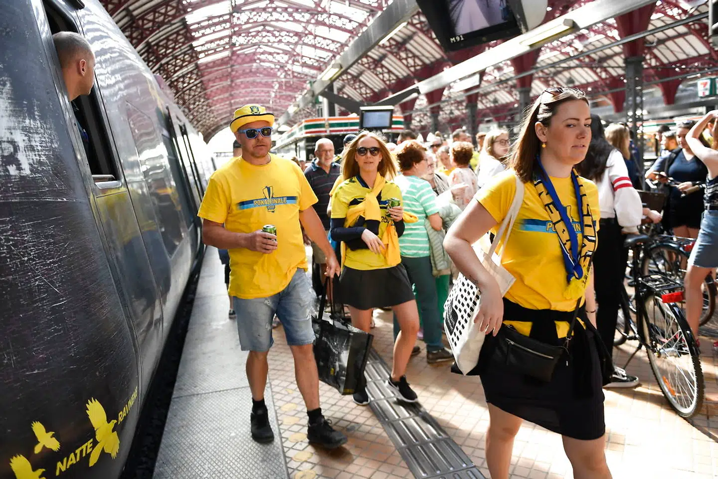 Brøndbytilhængere på Hovedbanegården i København.