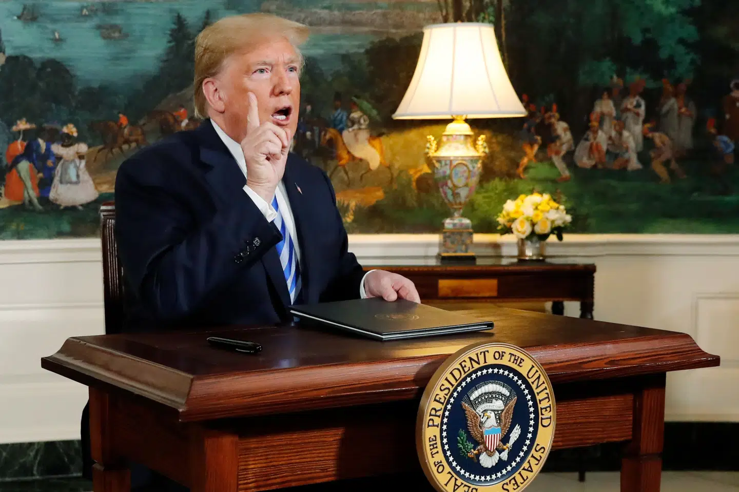 Efter at have meddelt, at USA trækker sig fra atomaftalen med Iran, underskrev den amerikanske præsident Donald Trump for rullende kameraer et memorandum, der sætter processen i gang. Reuters/Jonathan Ernst