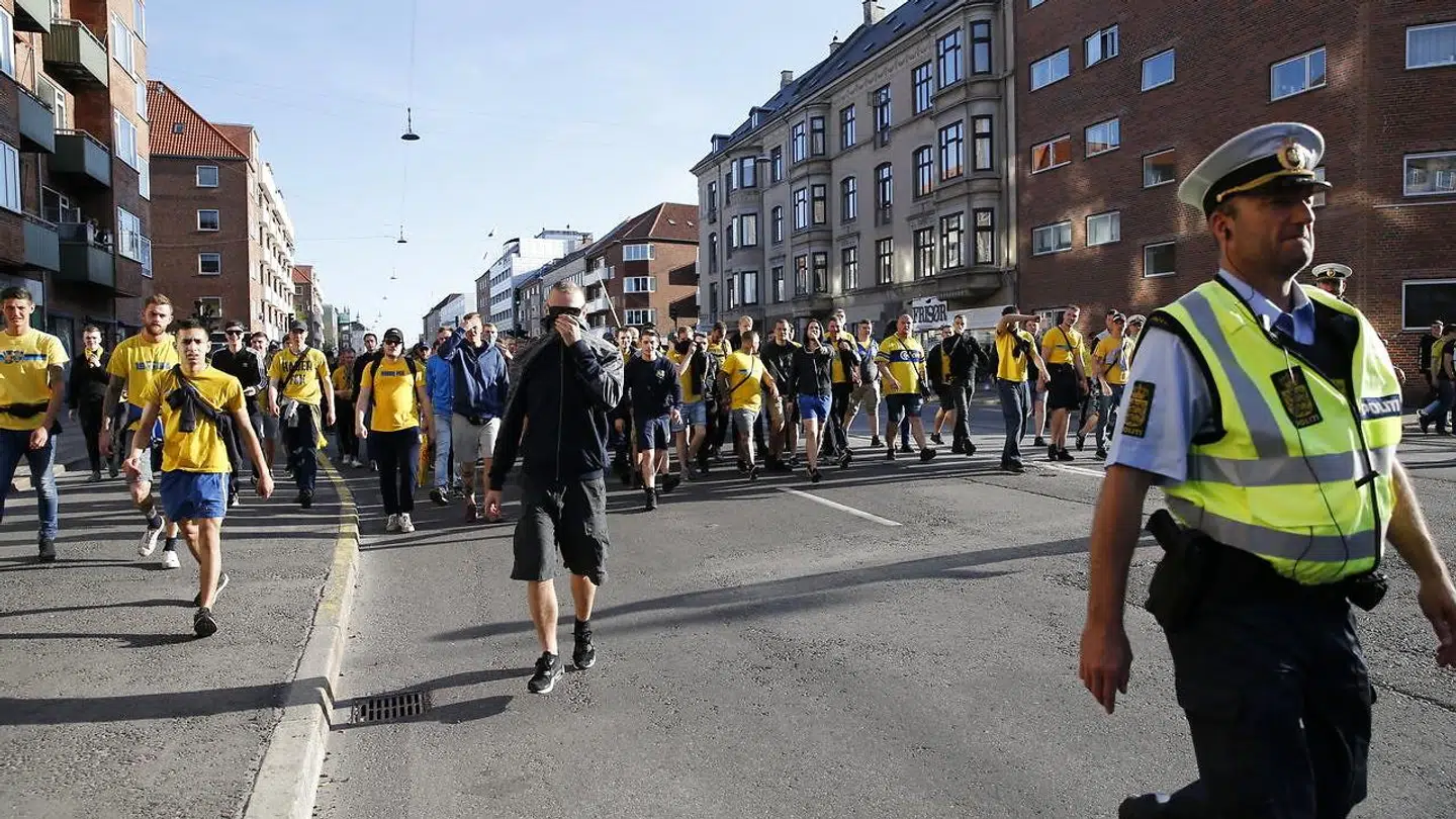 Brøndby-fans bliver eskorteret væk fra Parken efter Superliga-opgøret mellem FCK og Brøndby i Parken i søndags.
