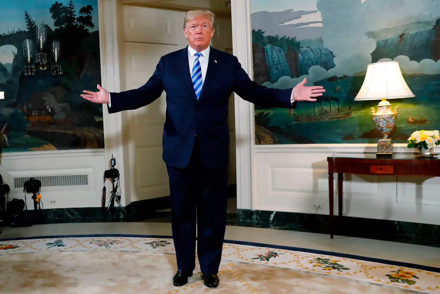 Donald Trump i Det Hvide Hus efter at have meddelt, at atomaftalen med Iran ophæves.