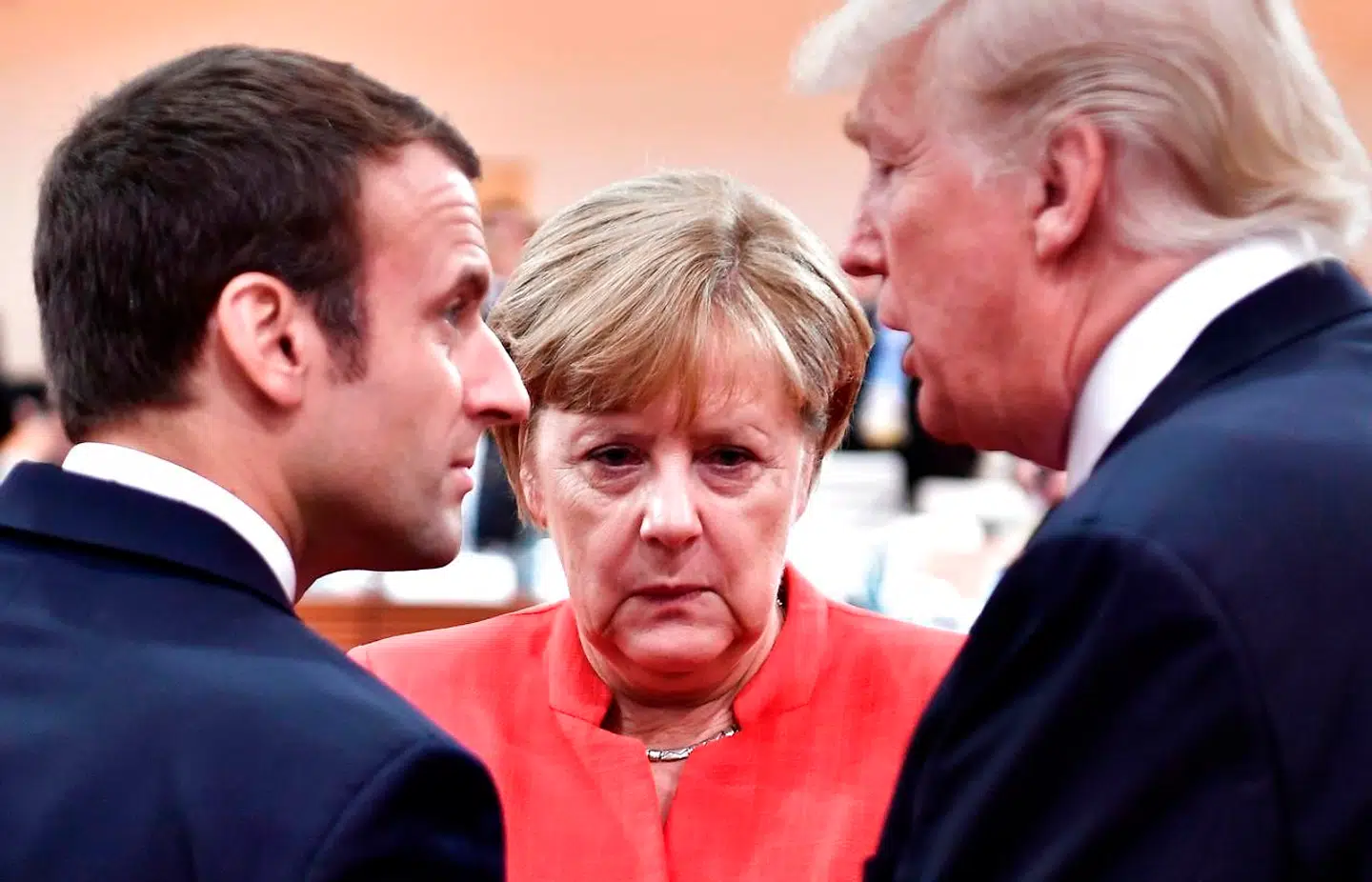 Frankrig og Tyskland er blandt de lande, der har opfordret præsident Trump til at blive i atomaftalen med Iran. Men lige lidt har det hjulpet, for tisdag aften valgte USA at trække sig fra selvsamme aftale. Her præsident Trump med den franske præsident Emmanuel Macron og den tyske kansler Angela Merkel.