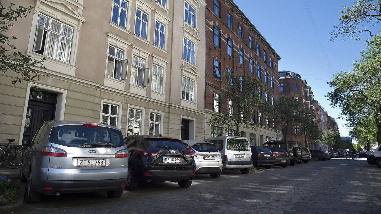 Det skal ikke lige pludselig koste bilejere 10.000 kroner om året at have en parkeringslicens. Det omdiskuterede forslag om at hæve parkeringspriserne markant er blevet stemt ned på et møde i Teknik- og Miljøforvaltningen.