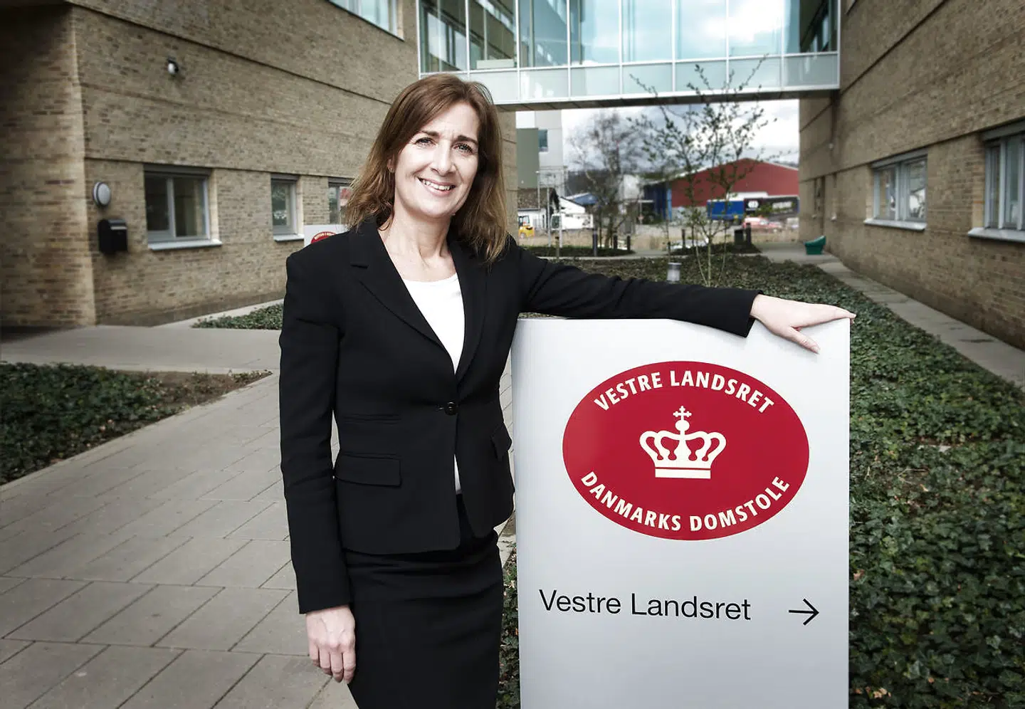 Advokat Mette Grith Stage har erfaring både som anklager og forsvarer. Her er hun fotograferet foran indgangen til Vestre Landsret.