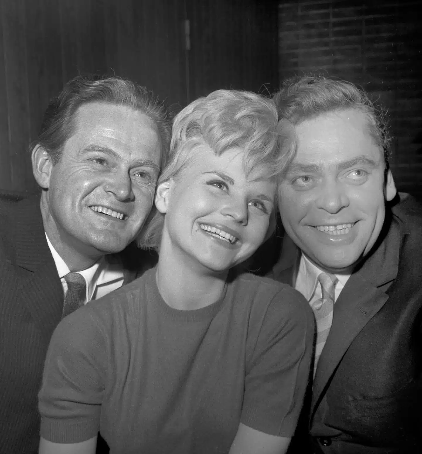 Pressefoto på forestillingen 'Mus og mænd' af Lone Hertz, Ove Sprogøe og Dirch Passer.