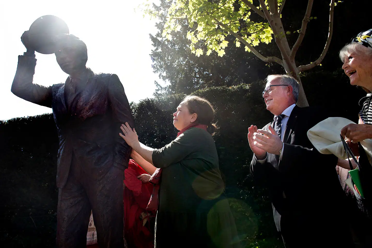 Det var en stærkt bevæget Josefine Passer, som søndag sammen med sin søster Dorte afslørede statuen af deres far, Dirch Passer.
