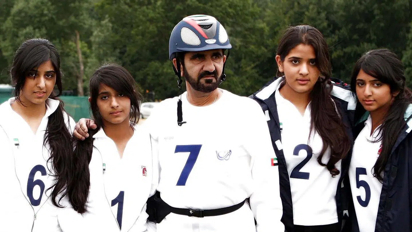 Arkivfoto. Dubais leder Sheikh Mohammed bin Rashed al-Maktoum, som også er vicepræsident og premierminister i De Forenede Arabiske Emirater, sammen med nogle af sine døtre. I dag er Sheikha Latifa (til højre for Sheikh Mohammed bin Rashed al-Maktoum) sporløst forsvundet.