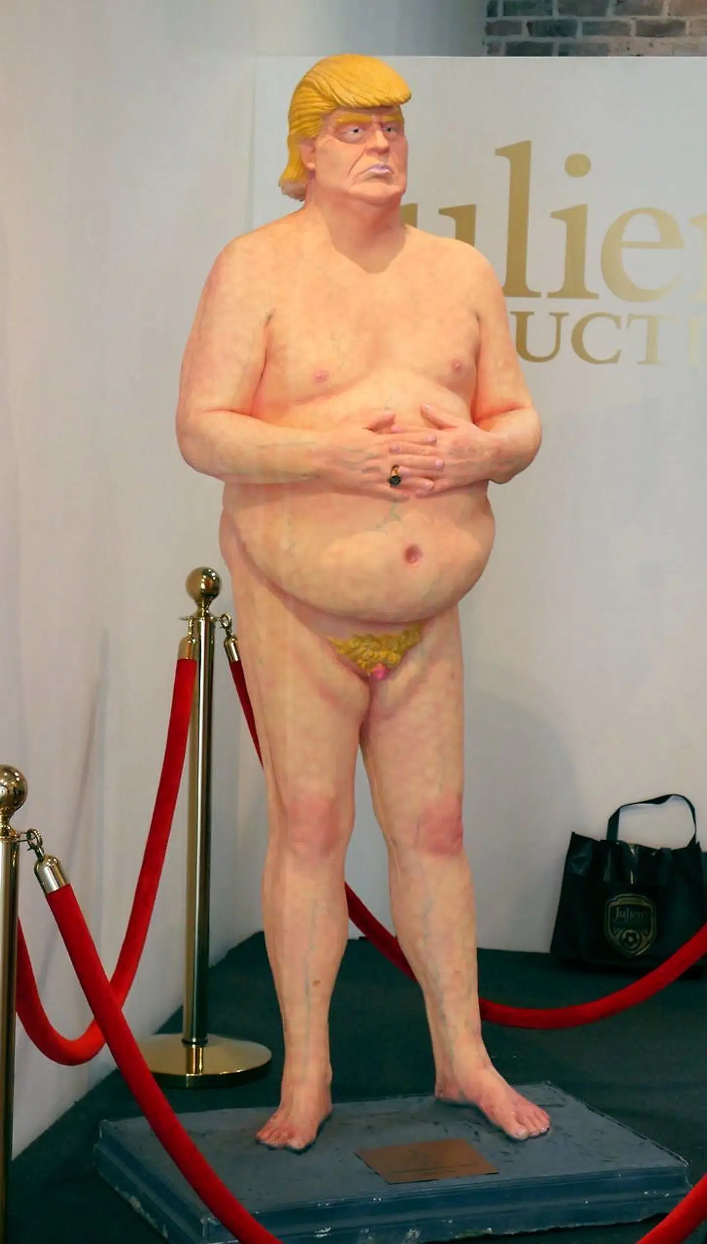 Den eneste overlevende nøgne Trump der er tilbage af de oprindeligt fem stk.