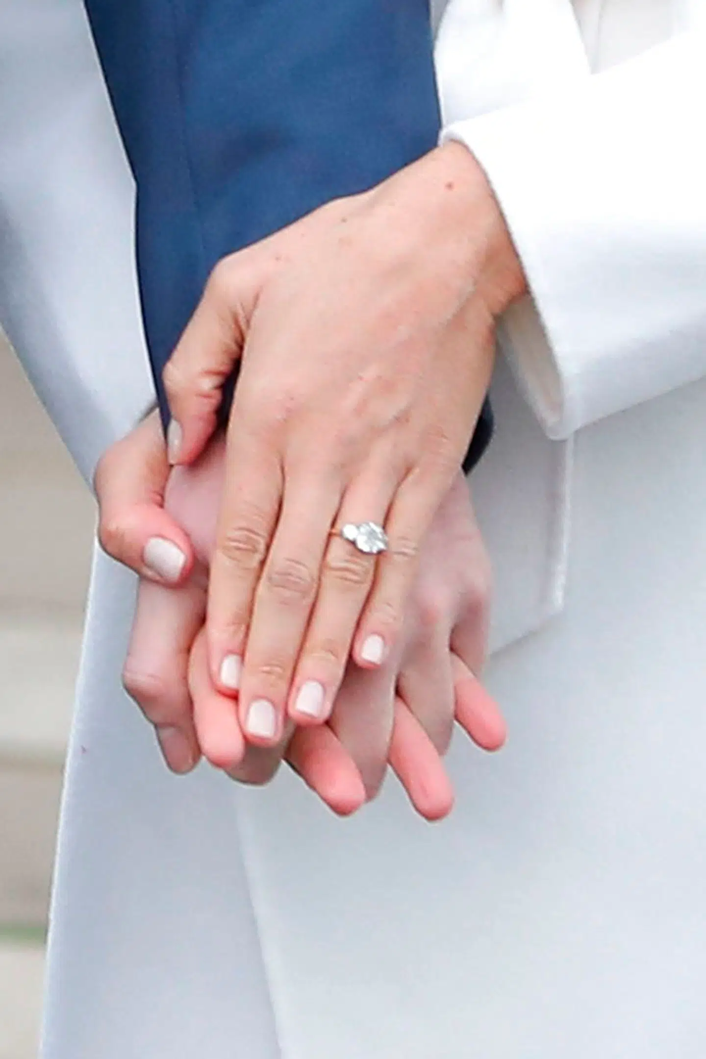 Da prins Harry og Meghan Markle annoncerede deres forlovelse i Sunken Garden ved Kensington Palace i London, viste skuespillerinden sin forlovelsesring frem.