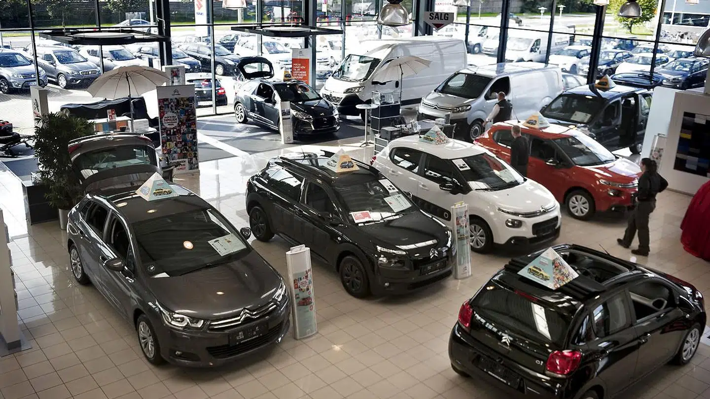 Bilforhandlere på Amager. Bilejere kan ånde lettet op, efter at regeingen vil forebygge en markant stigning i registrerings- og ejerafgiften på biler.
