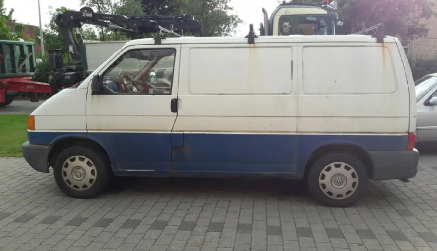 Journalister fra Dokumentarkompagniet har fundet denne VW Transporter T4, som ifølge et vidne har tilhørt Claus Stokholm Larsen. Undersøgelser viser, at den indeholder blodrester fra Henrik Haugberg Madsen.