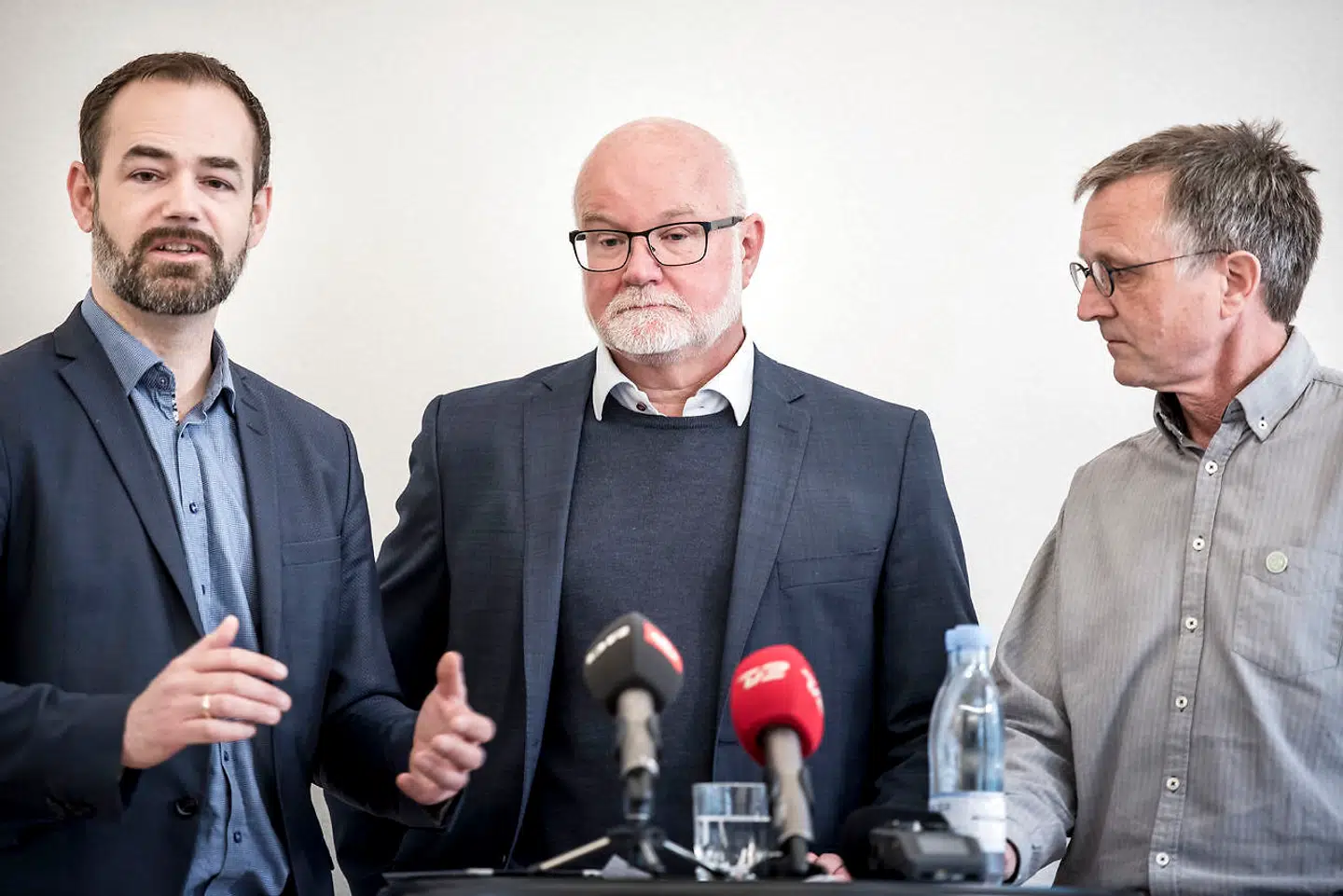 Anders Bondo Christensen som er formand for Lærernes Centralorganisation, Jacob Bundsgaard formand for Kommunernes Landsforening præsenterer Per B. Christensen som formand for den undersøgelseskommission, som skal komme med anbefalinger om lærernes arbejdstid, hos Dansk Lærerforening i København, fredag den 4. maj 2018. (Foto: Mads Claus Rasmussen/Ritzau Scanpix)