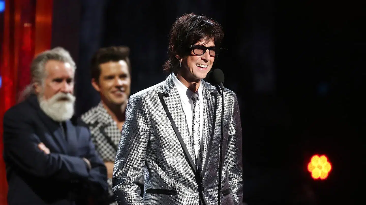 Rock & Roll Hall of Fame i Cleveland, Ohio. Ric Ocasek fra 'The Cars' på scenen.