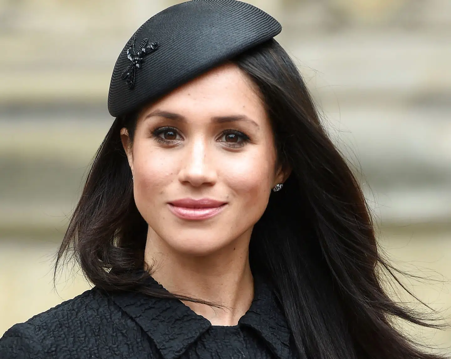 Meghan Markle bliver angrebet af sin halvbror få uger før brylluppet med prins Harry.
