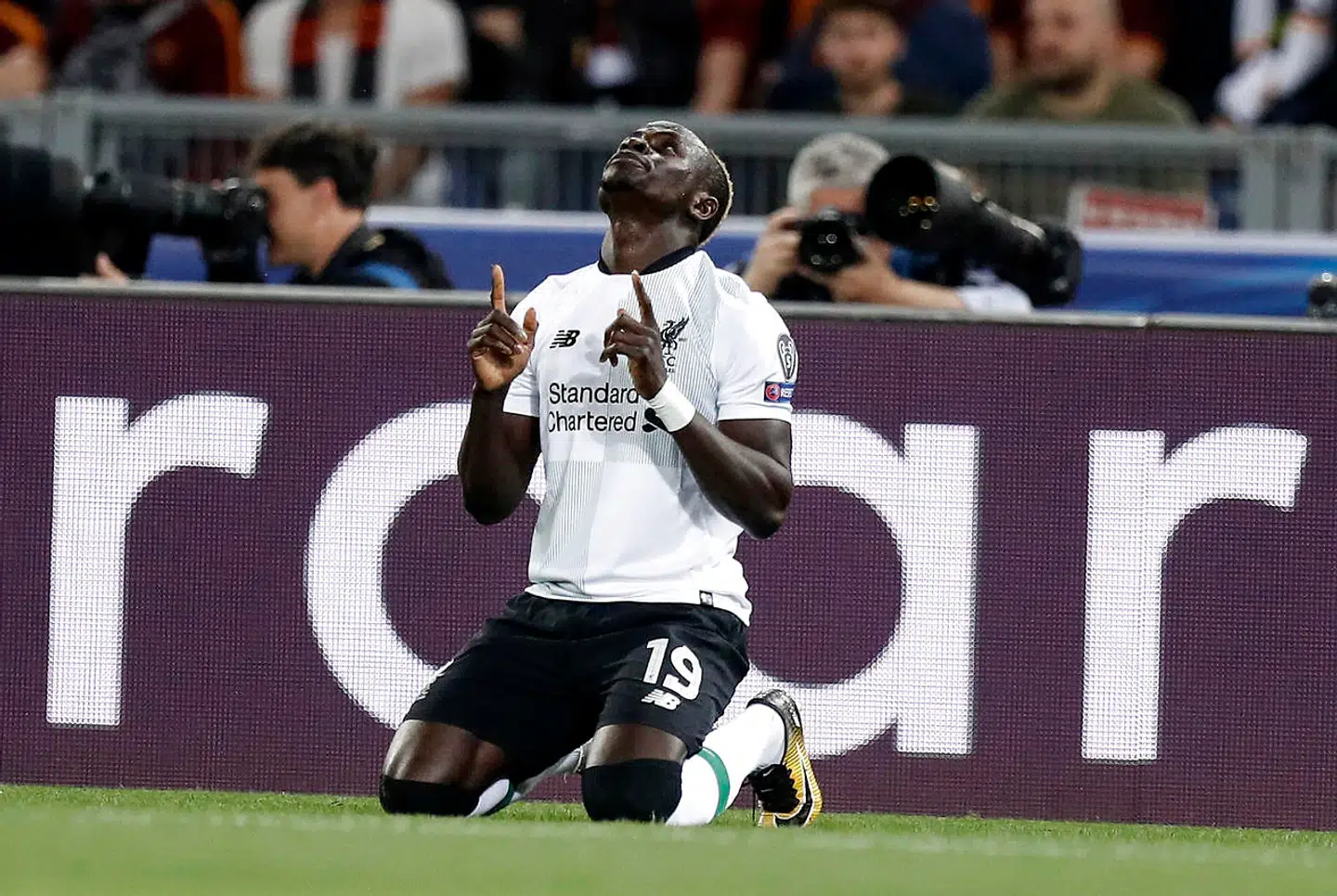 epa06707430 Liverpool's Sadio Mane celebrates after scoring the 1-0 lead during the UEFA Champions League semi final, second leg soccer match between AS Roma and Liverpool FC at the Olimpico stadium in Rome, Italy, 02 May 2018. EPA/FABIO FRUSTACI